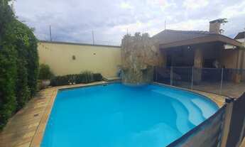 Imagem 2: Casa de condomínio para aluguel possui 350 metros quadrados com 4 quartos