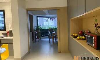 Imagem 7: Apartamento com 190 m² de área útil, 2 vagas, 4 dormitórios sendo 3 suítes