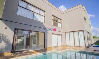 Imagem 4: Explore o luxo e a exclusividade deste sobrado de alto padrão, localizado na parte mais pr