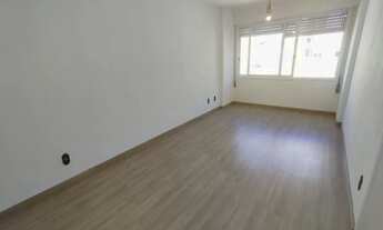 Imagem 2: Apartamento 2 dormitórios, closet, 2 banheiros, dep. empregada vista, para o Gua