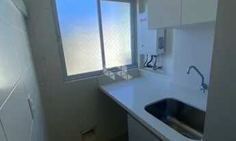 Imagem 2: Apartamento semimobiliado com vista parcial para o mar, 2 dormitórios sendo 1 suíte, 1 va