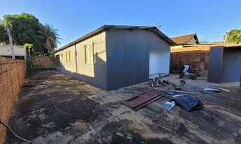 Imagem 2: Casa Bairro Silvia Regina. 1 suíte com armário mais 1 quartos, e etc com varanda, quintal