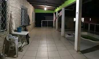 Imagem: Casa grande com quarto disponível para