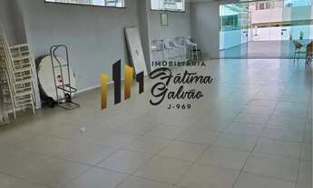 Imagem 3: Vendo Prédio De Três Andares No Marco