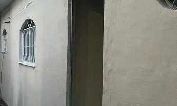 Imagem 6: Casa com varanda e quintal