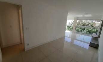 Imagem 4: 79 m2 distribuidos em 2 Suites e um Living em L com uma galhada frondosa de arvore querend