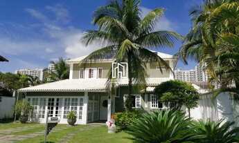 Imagem: Casa duplex em estilo clássico com seis