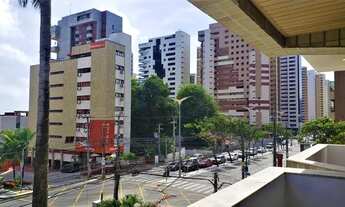 Imagem 3: Apartamento com 243m², 4 suítes, 2 varandas, 6 banheiros, ampla copa/cozinha, vista mar.