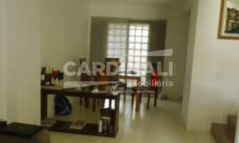 Imagem 2: Casa de três dormitórios sendo um suíte em condomínio fechado