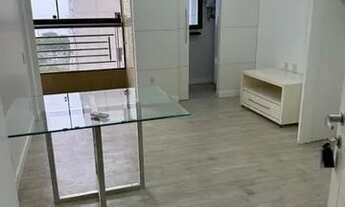 Imagem 3: Apto de 01 dormitório com armário embutido, painel e criados-mudos, bwc completo, sala com