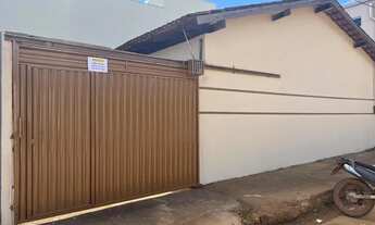 Imagem: Casa bem arejada, vaga de garagem em frente