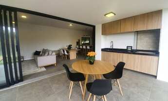 Imagem 5: Sobrado com acabamentos de primeira, móveis planejados e 2 suítes para venda em condomínio