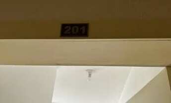 Imagem 2: Cobertura duplex, parte térrea com 02 dormitórios com armário sendo 01 suíte com sacada, a