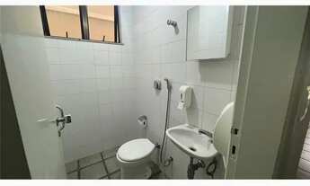 Imagem: Sala comercial de 42m² com banheiro e recepção