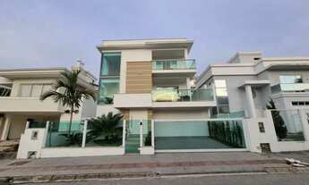 Imagem 6: Casa Alto Padrão na Pedra Branca - Sofisticação, Piscina e Localização Privilegiada