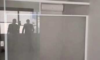 Imagem 7: Endereço nobre Méier, perto de tudo , prédio imponente, sala vazia com garagem