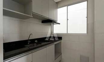 Imagem 5: Apartamento com dois quartos, cozinha com armários e uma vaga de estacionamento descoberta