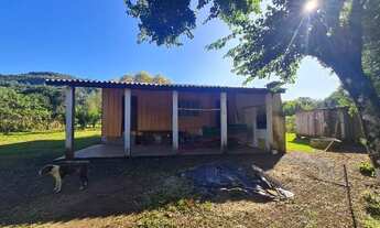 Imagem 4: Linda chácara por volta 7.500,00m², cercada de tela, casa de madeira, fundos no Rio dos Si