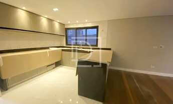 Imagem 5: Casa para venda ou locação no condomínio Alphaville 09, amplo quintal gramado