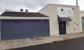 Imagem: Casa com Salão Comercial na frente, Disponível