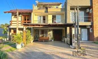 Imagem 2: Casa em Porto Alegre, no bairro Hípica, com 3 dormitório(s), e 3 banheiros, à ve