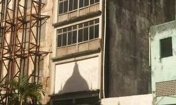 Imagem: Prédio composto de loja e mais 3 andares