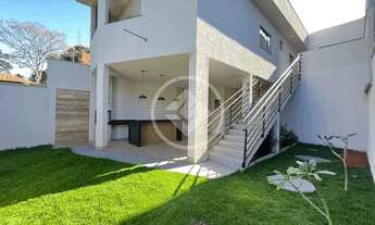 Imagem 3: Casa Espaçosa de 3 Quartos com Suíte, Sala de Pé Direito Alto e Vista para o Bosque codigo