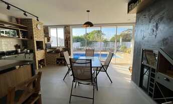 Imagem 2: Chácara para venda possui 283 metros quadrados com 3 suítes