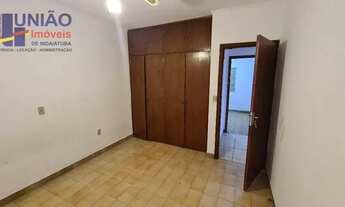 Imagem 3: 3 dormitórios com armários, churrasqueira, banheiro, quarto de despejo e quintal