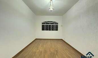 Imagem 4: Oportunidade! Casa para Locação com 2 Quartos, Suíte, Varanda e 1 Vaga Espaçosa no Bairro