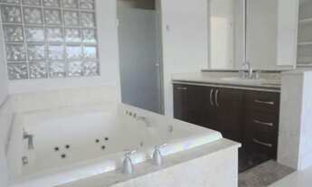 Imagem 3: Duplex para venda tem 410 metros quadrados com 5 quartos