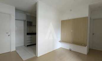 Imagem 3: Apartamento com dois quartos, cozinha com armários e uma vaga de estacionamento descoberta