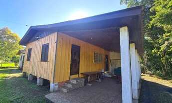 Imagem 3: Linda chácara por volta 7.500,00m², cercada de tela, casa de madeira, fundos no Rio dos Si