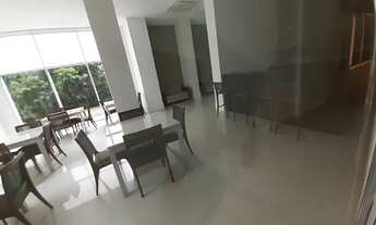 Imagem 7: 79 m2 distribuidos em 2 Suites e um Living em L com uma galhada frondosa de arvore querend