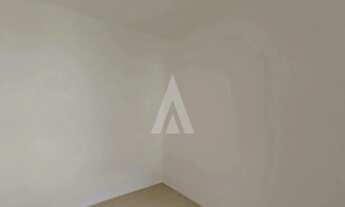 Imagem 7: Apartamento com dois quartos, cozinha com armários e uma vaga de estacionamento descoberta