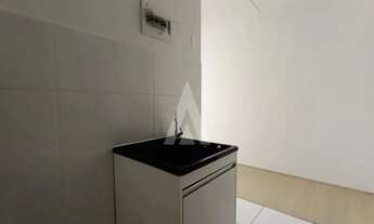 Imagem 6: Apartamento com dois quartos, cozinha com armários e uma vaga de estacionamento descoberta