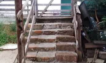 Imagem 2: Terreno a venda com duas casas com garagem