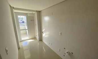 Imagem 6: Apartamento mobiliado de 2 dormitórios sendo 1 suíte, living com 2 ambientes, espera para