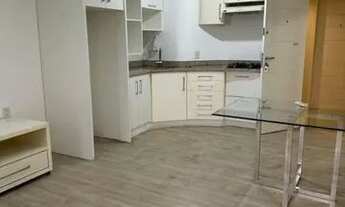 Imagem 6: Apto de 01 dormitório com armário embutido, painel e criados-mudos, bwc completo, sala com