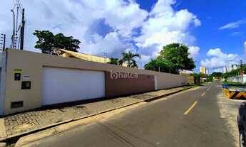 Imagem: Casa de Alto-Padrão à Venda no Bairro