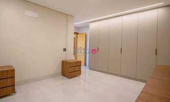 Imagem 7: Explore o luxo e a exclusividade deste sobrado de alto padrão, localizado na parte mais pr