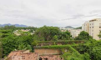 Imagem 7: Lindo 2 qts , varanda e repleto de armários, td espaçoso . Vista indevassada pro verde e p