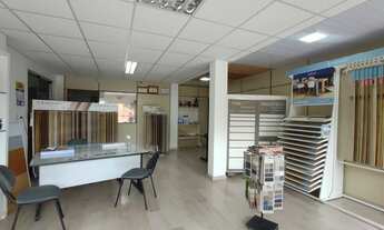 Imagem 3: Prédio localizado em rua comercial no bairro Forquilhinhas em São José com 3 andares