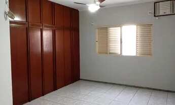 Imagem 2: Casa de condomínio para aluguel possui 236 metros quadrados com 3 quartos