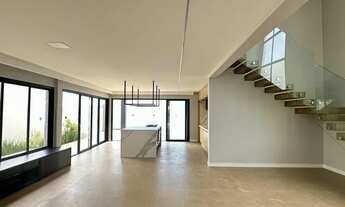 Imagem 2: Casa nova com piscina e ofurô 4 suítes no condomínio Reserva Aruanã