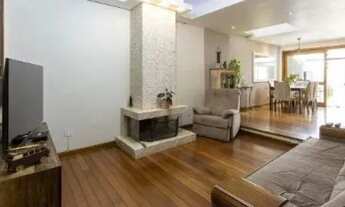 Imagem 7: Casa em Porto Alegre, no bairro Ipanema, com 3 dormitório(s), e 3 banheiros, à v