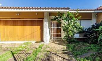 Imagem 2: Você procura um lugar com muito espaço e área verde? Te convido a conhecer esta casa térre