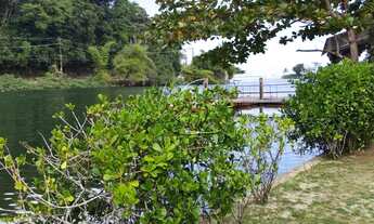 Imagem: Linda casa antiga beirando o rio una com