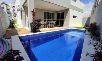 Imagem: Casa com piscina e sistema de energia solar