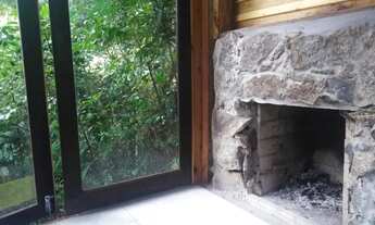 Imagem 7: Cassinha na Floresta do Canto da Lagoa *com trilha pra subir e lareira